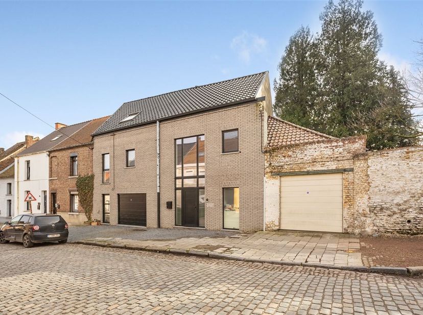 Superbe maison avec jardin et garage à Peruwelz. <br />
Cette charmante demeure se compose comme suit:<br />
REZ: un hall d'entrée donnant sur un peti