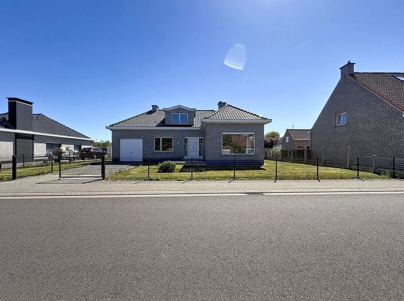 MAISON À RÉNOVER AVEC JARDIN ET GARAGE -<br />
Située dans un cadre rural et paisible à Kruisem, cette maison avec jardin et garage est implantée sur