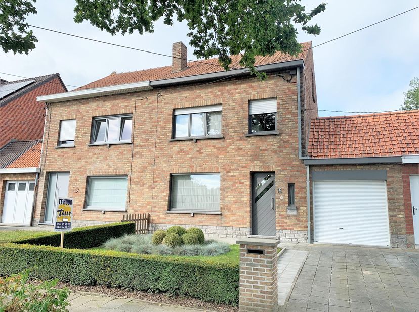 Ruime woning met inkomhal, living, volledig uitgeruste keuken, badkamer, apart toilet, berging + buitenberging, terras en een aangename tuin. Op de ee