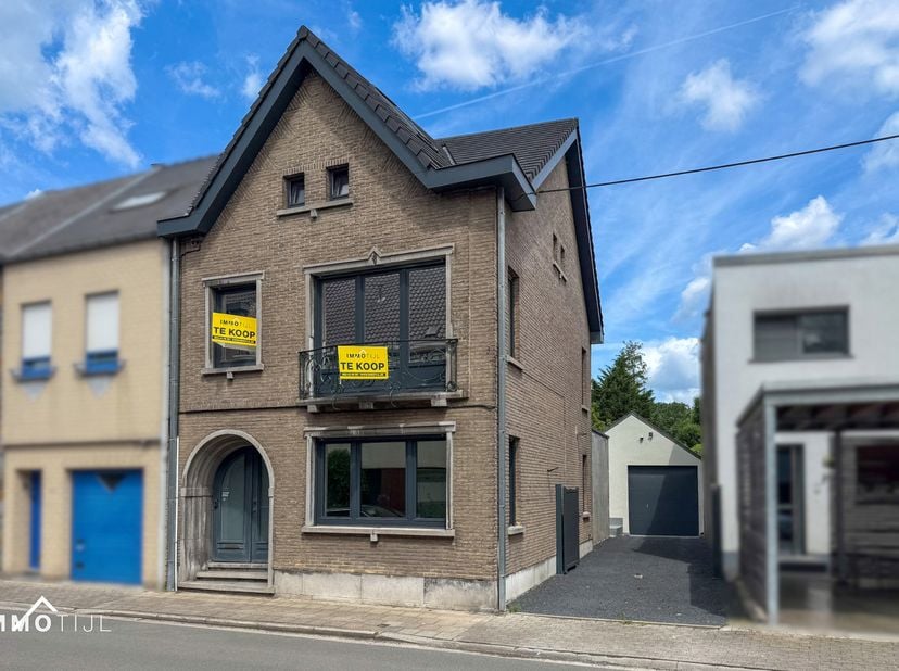 Deze instapklare woning biedt tal van mogelijkheden en beschikt op het gelijkvloers over een ruime inkomhal, een lichtrijke leefruimte met eetplaats,