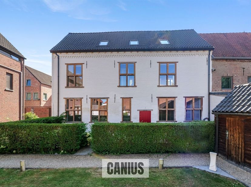 STATIGE WONING MET 3 SLKS EN TERRAS <br />
<br />
Aan de stadsrand van Sint-Truiden, treffen wij op het Begijnhof deze statige woning aan. De groots