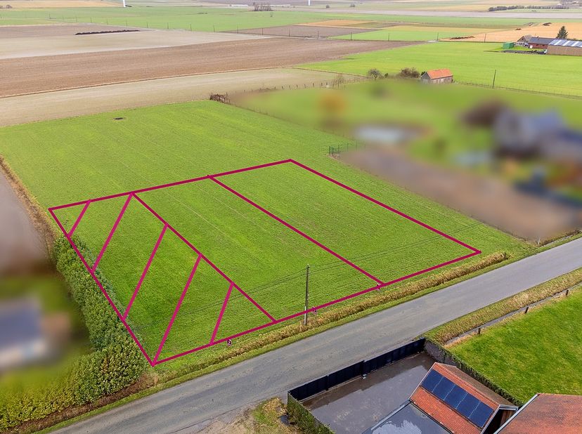 Découvrez 2 lots de terrain à bâtir, destinés à accueillir une construction de type villa 4 façades situés en zone dhabitat à caractère rural dans le