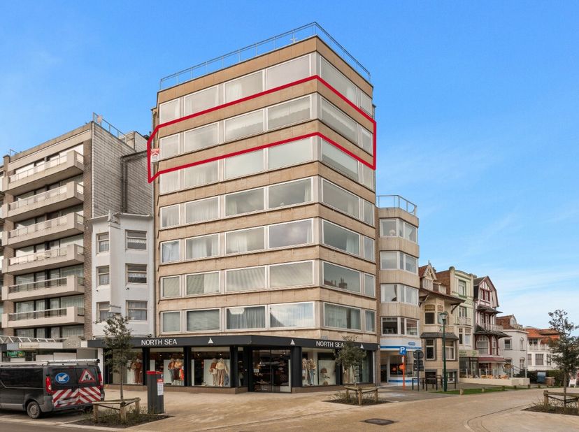 De Panne: Ruim 3-slaapkamerappartement te koop in het centrum van De Panne! Droomt u van wonen op een topligging aan zee? Dit ruime halfopen apparteme