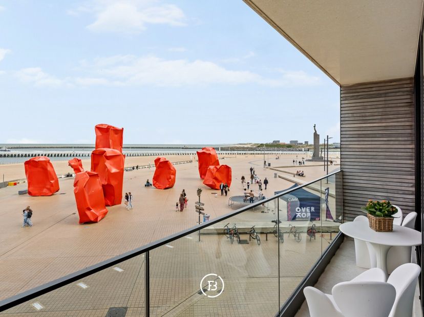Sur la première ligne de la côte belge, sur lemblématique Albert I-Promenade, se situe cet appartement contemporain. Un luxe discret en bord de mer, o