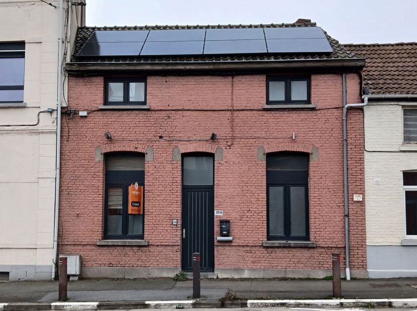 Chaussée du Roeulx 305 à Mons. A proximité de l'UCL Mons, de tout commerce et accès autoroute, maison de rangée composée de : séjour avec mezzanine, s