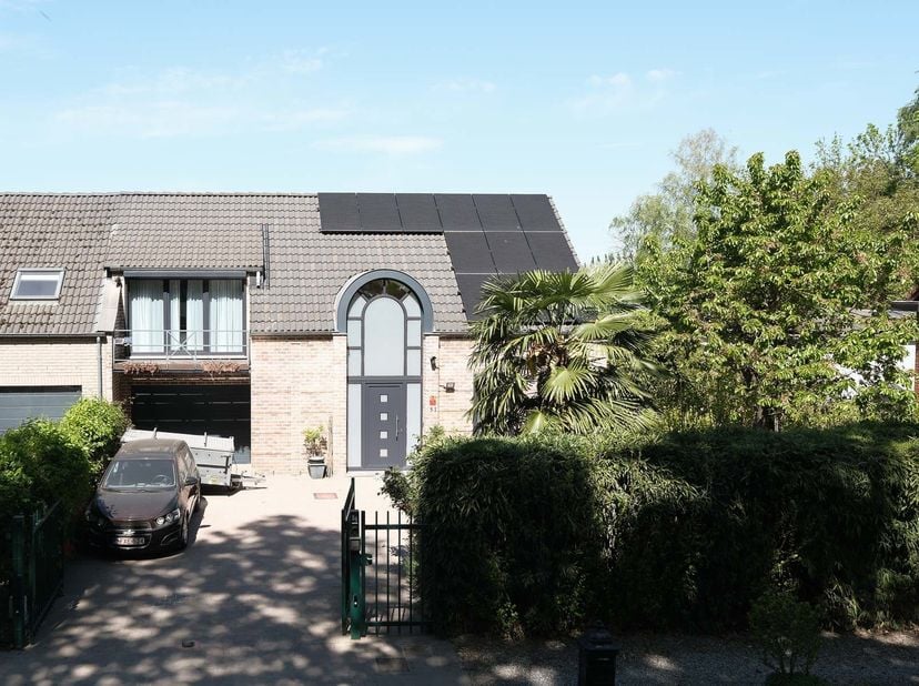 TE KOOP – Recente en instapklare halfopen bebouwing (3 gevels) met zonnepanelen, batterij en uitzonderlijk perceel<br />
