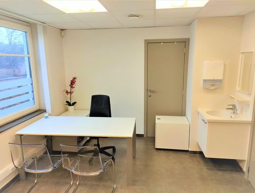                                         Kantoorgebouw te huur in Lasne-Chapelle-Saint-Lambert, € 500
