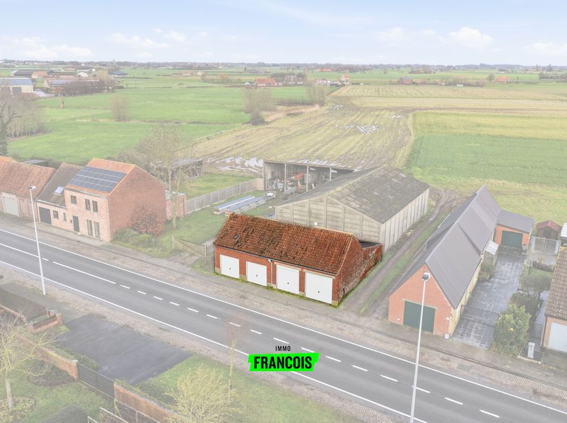 Op zoek naar een interessante investering in Roesbrugge, Poperinge? Deze eigendom met vier garages biedt een praktische en toegankelijke opportuniteit
