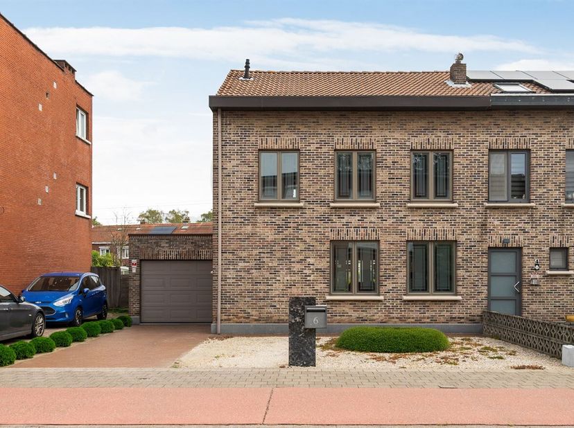 Prima verzorgde HOB met ruime zolderkamer<br />
Ontdek deze goed onderhouden halfopen bebouwing met 3 slaapkamers en de mogelijkheid om een 4de slaapk