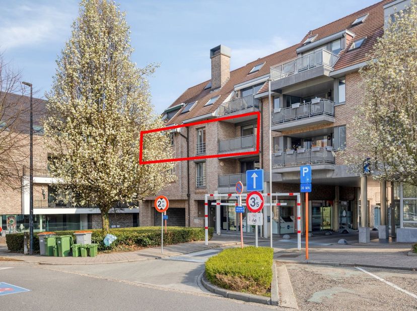 In het centrum van Lanaken, op het Molenweideplein, is dit ruim (175 m² incl. 2 terrassen) en lichtrijk appartement met 2 slaapkamers, 2 terrassen, ee