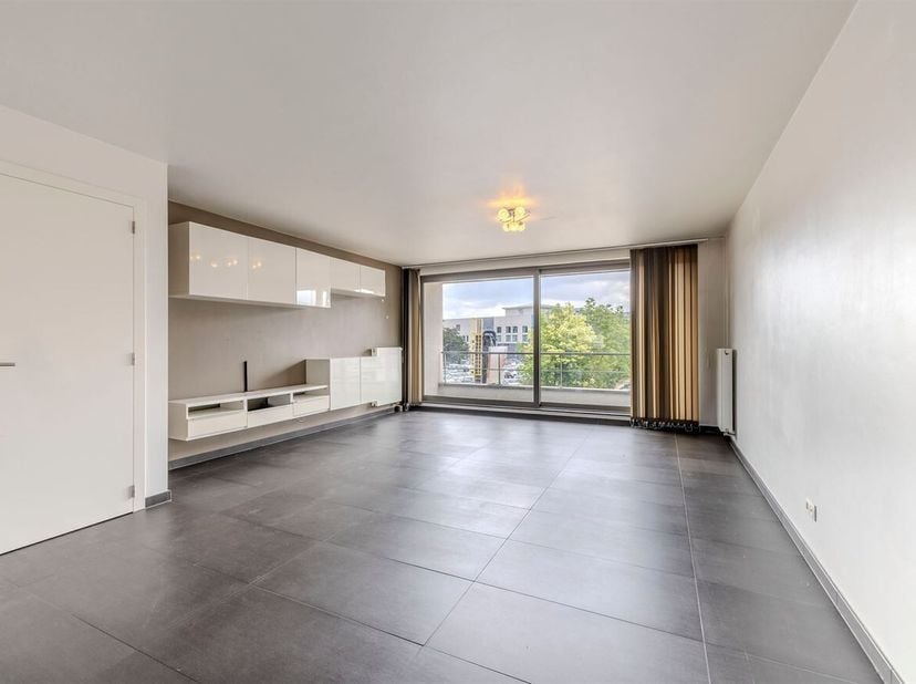 Ruim en lichtrijk 3-slaapkamerappartement met terras en autostaanplaats in het centrum van Geel<br />
Op zoek naar een ruim appartement op een central
