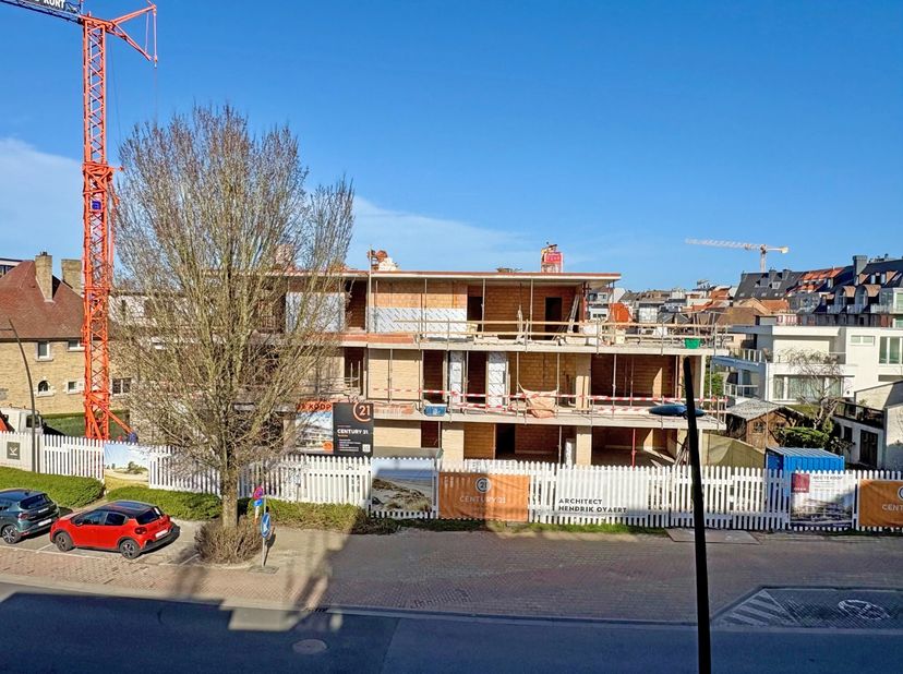 Aankoop onder 6% BTW mogelijk. Prachtig nieuwbouw appartement met ruim terras gelegen in het centrum van Koksijde en op wandelafstand van het strand.&amp;
