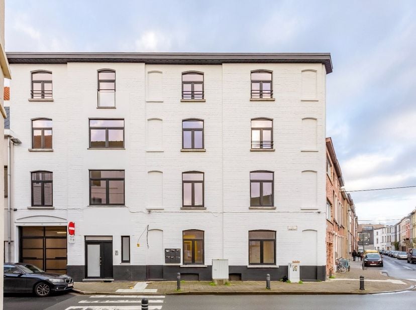 SCHRIJF U IN VIA DE WEBSITE. https://ap.lc/akdop of Makelaarshuys.be -&amp;gt; te huur.<br />
 Dit volledig gerenoveerd appartement op het 1ste verdiep is