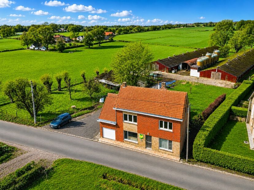 Op zoek naar rust, ruimte én mogelijkheden voor private opslag?<br />
Deze vergunde woning in landelijke omgeving combineert rustig wonen met 2 vergun