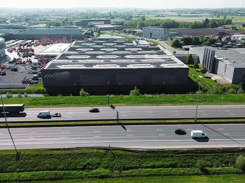 Multifunctioneel bedrijfsgebouw te huur bestaande uit een logistiek magazijnruimte en industriële kantoren met een gezamenlijke oppervlakte van 13.541