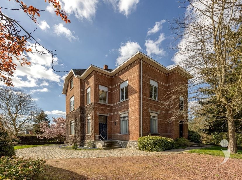 Unieke ingenieurswoning in Franse Manoirstijl, gebouwd aan het einde van WOI.<br />
Deze klassevolle woning is gelegen op een mooi perceel van ongeve