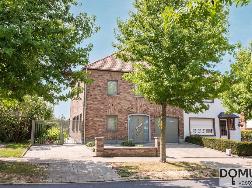 In een bijzonder rustige en gegeerde woonwijk in Koningslo bevindt zich deze uiterst degelijk afgewerkte 3-gevelwoning, waar kwaliteit, comfort en een