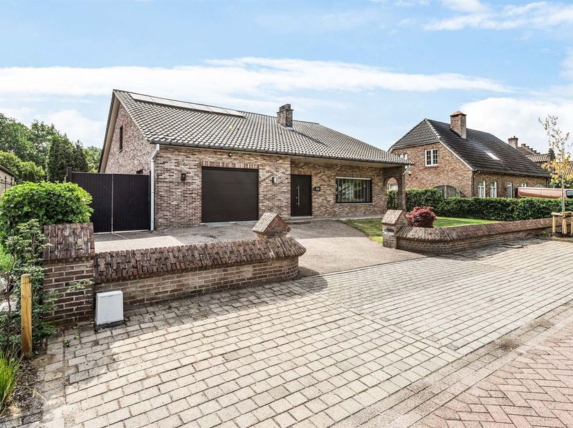 Vrijstaande en gerenoveerde woning te koop<br />
Deze verrassend ruime woning combineert comfortabel wonen met een uitstekende bereikbaarheid richting