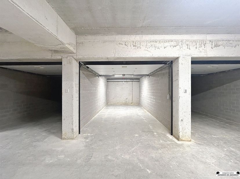 Parking souterrain dans le projet Goorbos<br />
<br />
Ces places de parking sont situées sous le nouveau projet Goorbos.<br />
L'entrée se fait pa