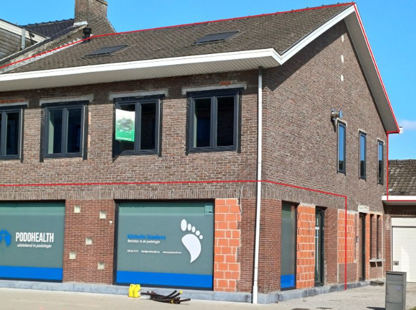 Onmiddellijk beschikbaar duplex appartement in centrum Oostrozebeke met scholen en winkels binnen een straal van 500 meter. Vlotte verbinding met E17