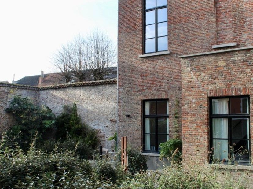 Stadswoning met ruime living, bureelruimte,<br />
kamerhoge keuken, master bedroom met badkamer, <br />
Gastenslaapkamer met douche. <br />
<br />
Nee