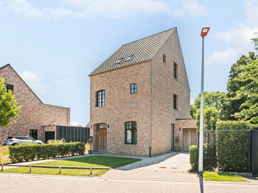 In een rustige en kindvriendelijke woonwijk in Rijkevorsel bevindt zich deze stijlvolle halfopen bebouwing uit 2022. De woning combineert de charme va