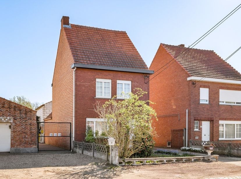 Volledig te renoveren woonhuis gelegen op een strategische locatie aan de rand van het centrum.<br />
<br />
Deze woning omvat op het gelijkvloers een