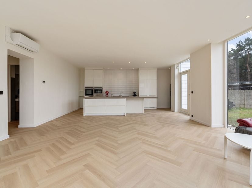 Le hall d'entrée spacieux donne accès aux différentes pièces de la maison. Le cœur de la maison est l'espace de vie particulièrement spacieux et lumin
