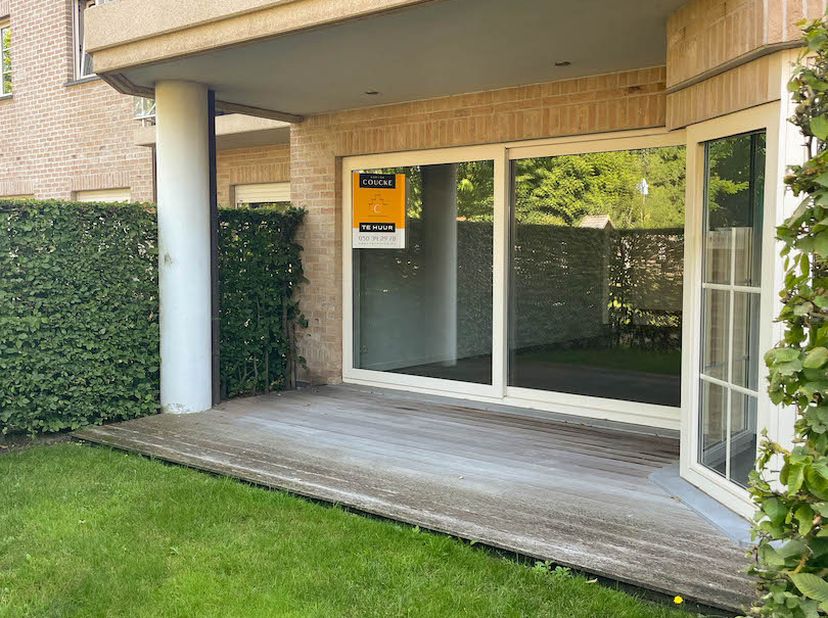Topaanbieding aan het Albert Dyserinckpark, de ‘heilige grond van de Klokke’. Villa-residentie in Engelse stijl. Zonnig en royaal gelijkvloers apparte