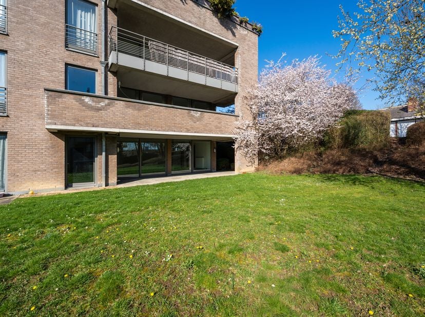 WOLUWE-SAINT-LAMBERT, in de nabijheid van de Europese school, gelegen op het gelijkvloers van een gebouw met 4 verdiepingen, prachtig tuinappartement