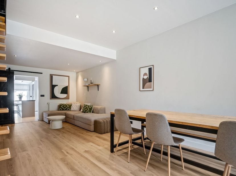 Instapklare woning met 2 slaapkamers, dressing en stadskoer in Lier <br />
<br />
Deze volledig gerenoveerde woning bevindt zich in een rustige, doo