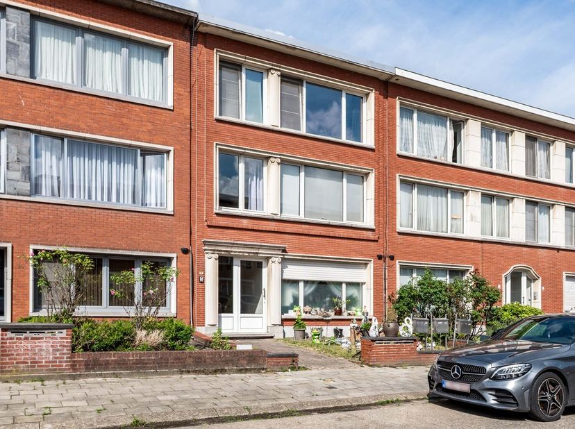 Dit rustig gelegen appartement bevindt zich op de 1ste verdieping in de wijk Zwarte Arend, nabij Wijnegem. Het beschikt over een inkomhal met afzonder