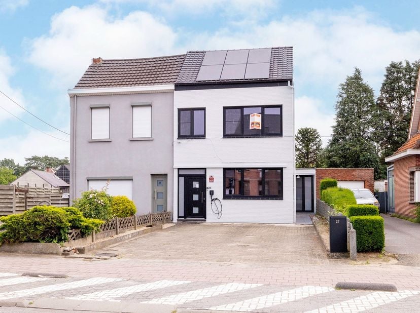 Grotendeels gerenoveerde woning met 3 slaapkamers , tuin en dubbele garage !&amp;nbsp;<br />
<br />
Indeling : Inkomhal , slaapkamer of bureau , woonkamer