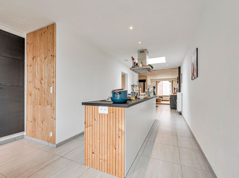 Op zoek naar een instapklare woning in Bissegem? Dan is deze charmante woning zeker een bezoek waard!<br />
Op het gelijkvloers vindt u een gezellige