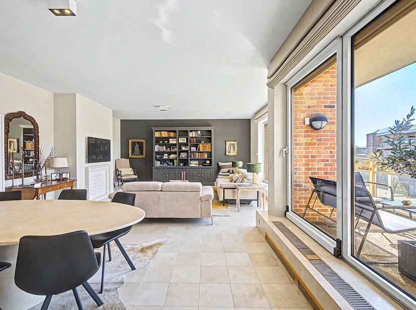 In een rustige, lommerrijke woonwijk, vlak bij het Bois de la Cambre, ligt dit elegante appartement van ± 170 m², dat baadt in het licht. Het bevindt