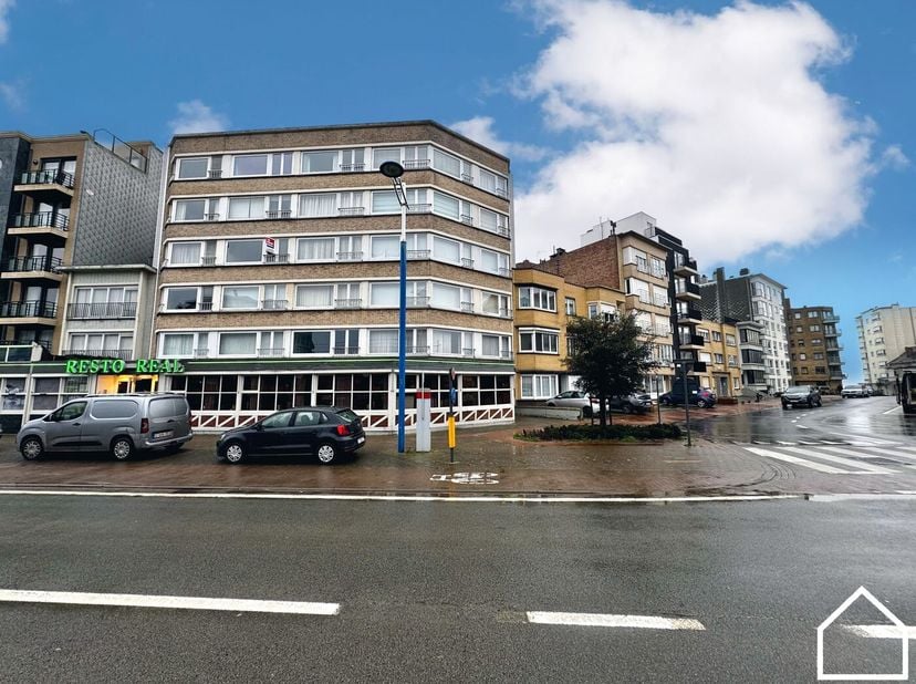Ontdek dit instapklare appartement op een topligging aan de Koninklijke baan in het charmante Koksijde, op amper 50 meter van de zee en aan de overkan