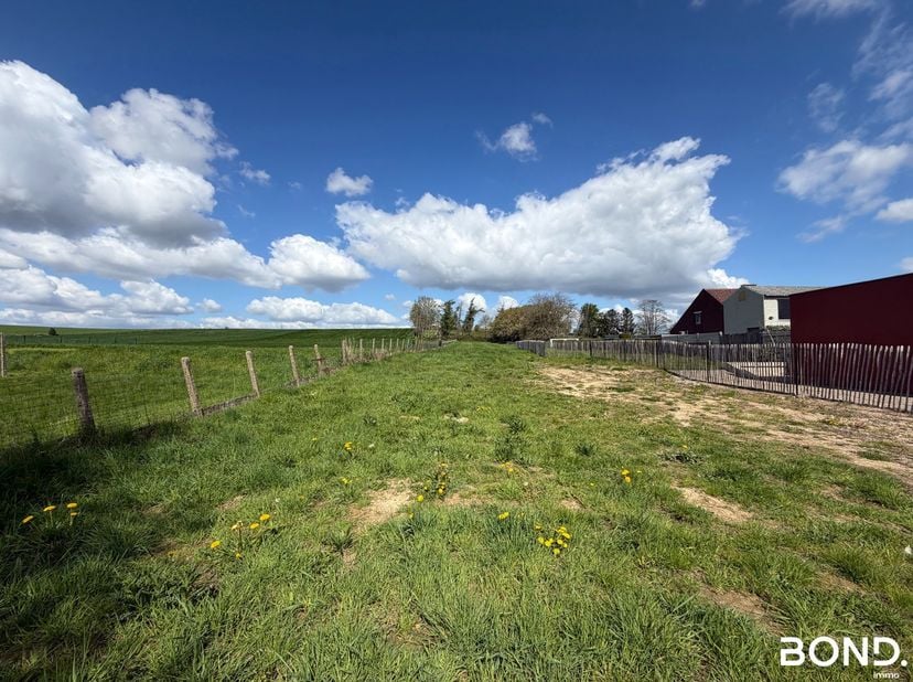 Deze bouwgrond voor open bebouwing is rustig gelegen in het landelijke Lubbeek en heeft een oppervlakte van 7a47ca. Volgens de geldende voorschriften