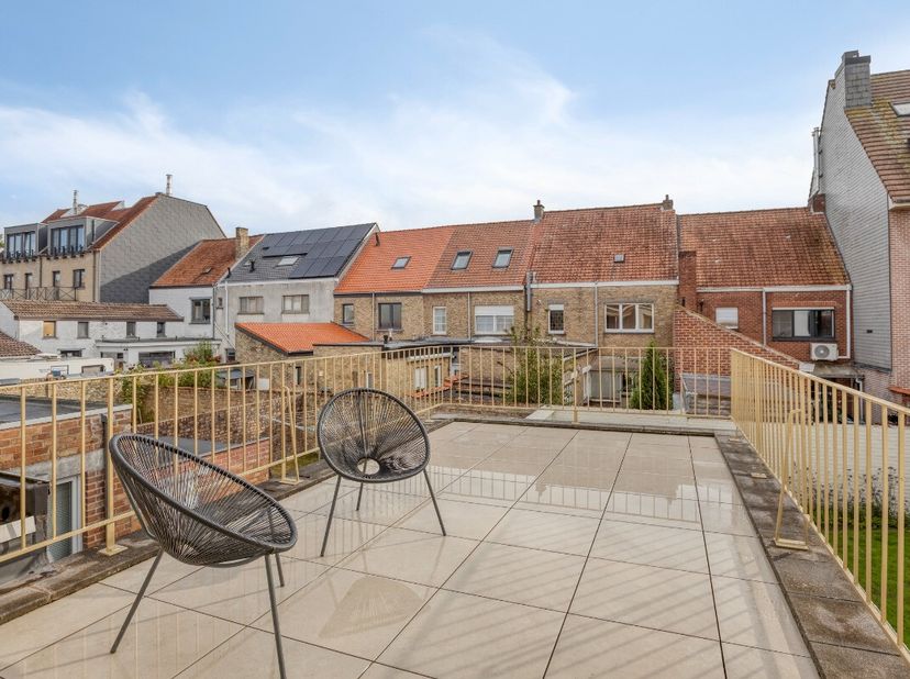 À vendre : duplex entièrement rénové (2026) avec quatre chambres Vous recherchez de lespace, du confort et une finition haut de gamme ? Découvrez cet