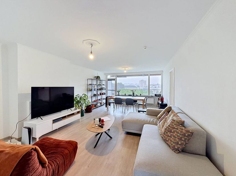 Dit lichtrijk appartement is gelegen op de vierde verdieping in Residentie "Queen Mary". <br />
Het appartement onderscheidt zich door zijn fantastisc