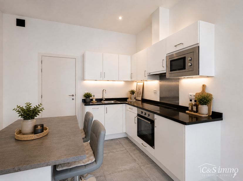 Appartement ce situant au rez-de-chaussée prêt à être emménager, doté d'une agréable terrasse.<br />
En entrant dans l'appartement, vous accédez au sa