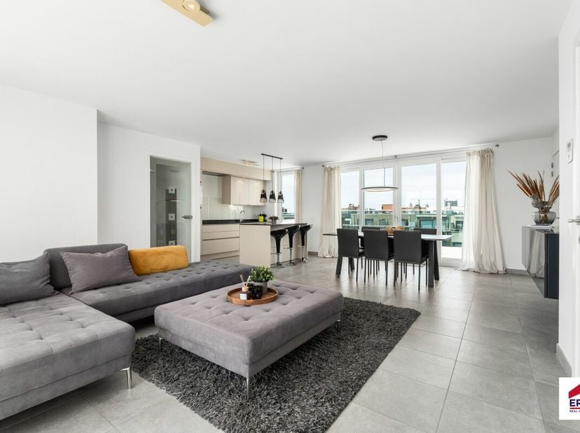 Te koop: modern appartement in het centrum van Koksijde, prachtig afgewerkt met 2 zongerichte terrassen en volledige privacy! Dit appartement (bouwjaa