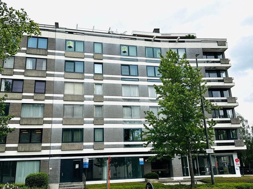 AUTHENTIEK appartement net buiten de Kleine Ring van Hasselt<br />
Dit appartement op de vijfde verdieping bevindt zich in één van de ICONISCHE gebouw