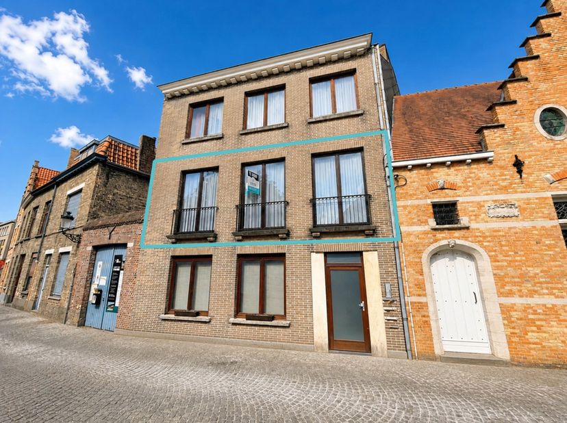 Wonen in het centrum van Brugge, in de schaduw van de Onze-Lieve-Vrouwekerk? Dit verzorgde appartement op de eerste verdieping van een kleinschalige r