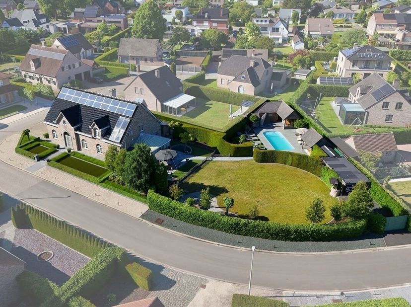 Exclusieve riante villa met verwarmd zwembad en poolhouse op een prachtig perceel residentieel en rustig gelegen<br />
Omgeving:<br />
+ Gelegen in ee