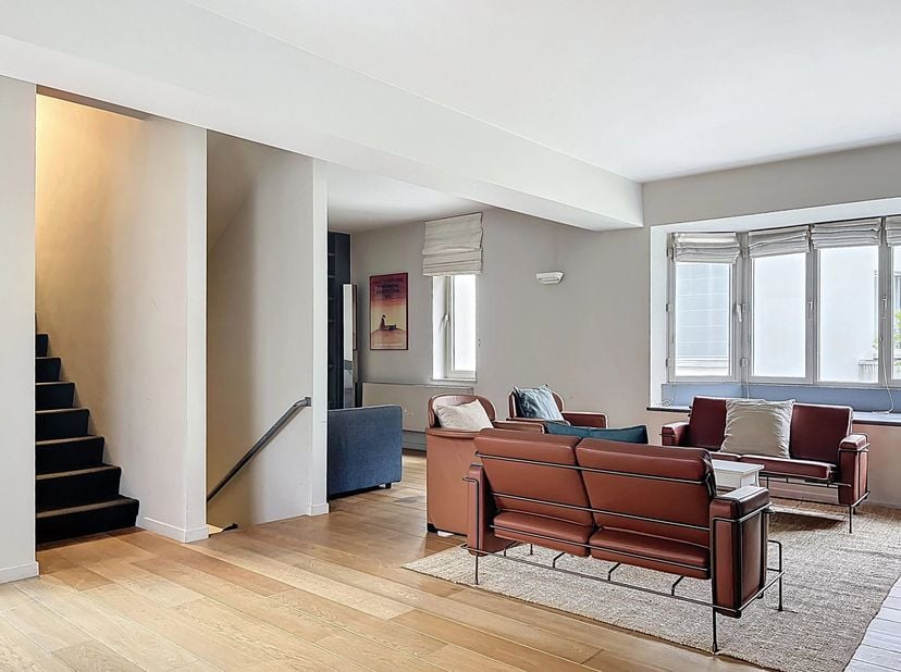 Gelegen in het hart van het Sablon, ontdek dit ingerichte huis van 225m2 (volgens PEB) met mooie voorzieningen na een interieurarchitect.<br />
Op de