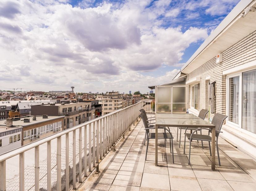 LICHTRIJK PENTHOUSE MET ZUIDGERICHT TERRAS VAN ±30 M²<br />
<br />
<br />
Op de zesde en tevens bovenste verdieping van het gebouw bevindt zich dit a