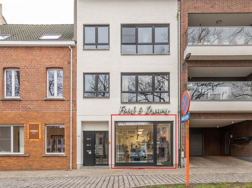 Bien professionnel à vendre
                    à 2845 Niel