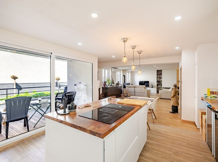 Ontdek dit uitzonderlijke loft-appartement op de voormalige Safir-site, waar ruimte, comfort en een centrale ligging perfect samenkomen. Gelegen op he