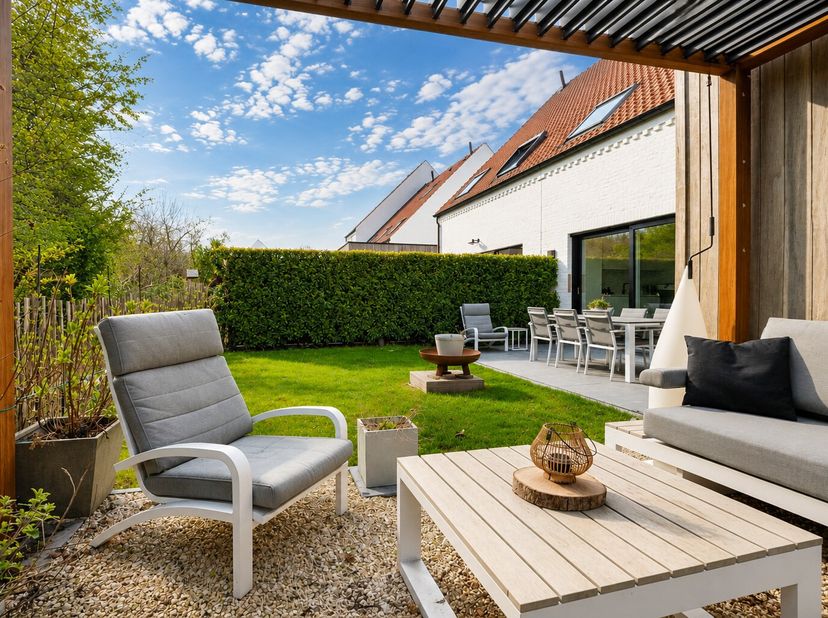Recente en grote woning met 3 slaapkamers, een zonnige tuin en carport te Moerkerke. Deze energiezuinige woning is rustig gelegen in een mooie verkave