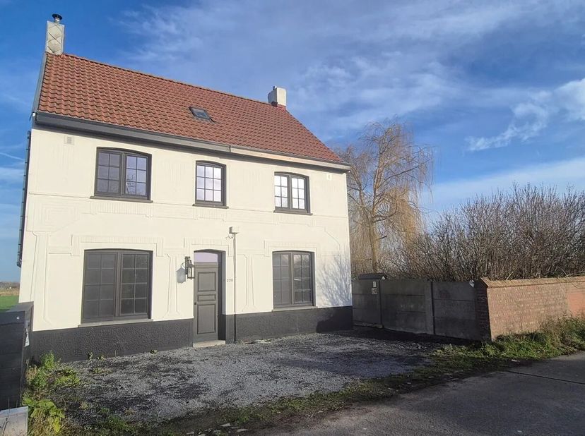 Oudenburg: deze landelijke woning in agrarisch waardevol gebied biedt een groot potentieel voor wie droomt van wonen in  een groene omgeving. Achteraa